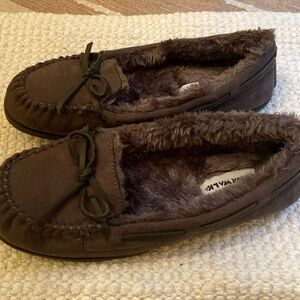 Women’s Airwalk moccosin slippers size 7 fur lining!